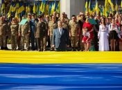 В Днепре на высоту свыше 70 метров подняли рекордный украинский флаг 