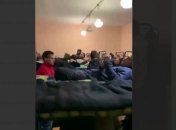 40 коек на 100 человек и парень сидит без обоняния: появилось видео "карантина" в одесском военкомате