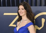 Энн Хэтэуэй приковала к себе взгляды на красной дорожке