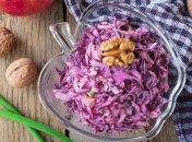 Рецепт дня: салат из краснокочанной капусты с яблоками и грецкими орехами