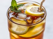 Такой напиток отлично освежает в жару (изображение создано с помощью ИИ)