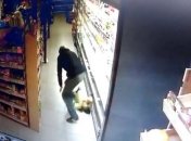 Мужчина уронил ребенка на пол в супермаркете, девочка потеряла сознание