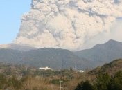 На юге Японии "проснулся" вулкан: столб дыма поднялся на 7 километров