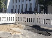 В столице около здания ВР провалился асфальт