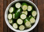 Эти огурцы станут отличным вариантом закуски (изображение создано с помощью ИИ).