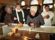 Возмущенная покупательница в хлебном магазине