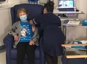90-летняя женщина стала первым человеком, получившим прививку от коронавируса (фото)