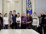 Порошенко наградил "киборгов", погибших во время обороны Донецкого аэропорта