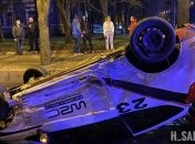 Авто перевернулось вверх колесами после тройного ДТП в Харькове: видео момента и фото