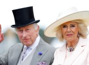 Чарльз III и Камилла появились на королевской конной гонке