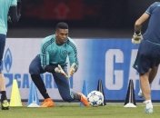 Английский вратарь неудачно вышел из ворот и пропустил курьезный гол (Видео)