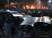 В Ереване митингующие под посольством РФ скандируют "Убирайтесь"