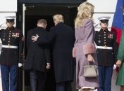 Трамп и Бабиш так "увлеклись" разговором, что забыли о своих женах: видео