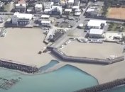 Серая масса пемзы заполнила порты.