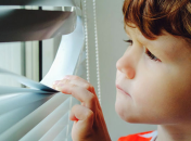 Ради безопасности детей в США запретили продажу жалюзи с длинным шнуром