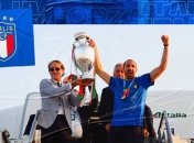 Невероятные эмоции: чемпионов Европы встретили в Риме возле гостиницы (видео) 