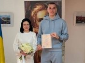 Вратарь сборной Украины женился в спортивном костюме: первые фото