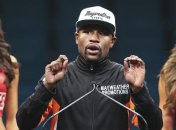 Мать детей Мейвезера подала иск на боксера в размере $20 млн