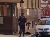 В Москве у посольства Туркмении застрелился полицейский (видео)