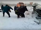 Спасатели вытащили из снежного заноса авто (Видео)