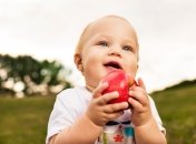 Прогулки с грудничком: чем кормить ребенка