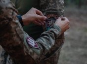 Шеврон вручають воїнам загону, які достойно проявили себе під час  бойових дій