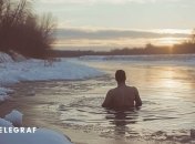 Ныряя в ледяную прорубь, нужно трижды перекреститься со словами: "Во имя Отца и Сына, и Святого Духа".