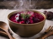 Борщ по нашему рецепту получается ароматным и очень сытным (изображение создано с помощью ИИ)