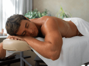 Человек на массажном столе