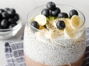 Чіа-пудинг з йогуртом і ягодами