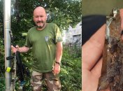 Віктор Ожогін показав величезний, з пів долоні, осколок снаряда, який витягли з нього у госпіталі