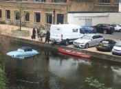 Беда пришла, откуда не ждали: водитель фургона утопил эксклюзивный Porsche (Видео)