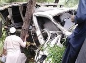 Возвращались со свадьбы: в Пакистане автомобиль слетел с обрыва, восемь человек погибло  