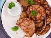 Такие оладьи можно подавать с гарниром или как самостоятельное блюдо