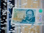В Великобритании представили первую пластиковую банкноту