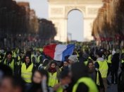 Во Франции на акцию "желтых жилетов" вышли почти 28 тысяч человек