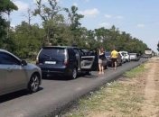 На пути из Кирилловки образовались огромные пробки, семьи с детьми жарятся на солнце из-за ремонта дорог