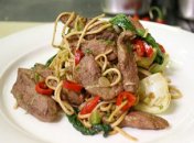 Жареная утка с лапшой