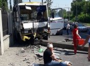 В Луцке маршрутка врезалась в столб: от удара люди выпали на дорогу