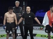 Боец-дебютант рассмешил сеть, пытаясь забодать соперника (видео)