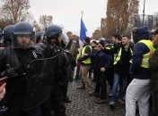 Протесты "желтых жилетов": полиция Парижа применила силу