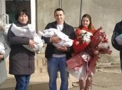 Четверня, родившаяся у молодой семьи в январе, наконец-то отправилась из ужгородского роддома домой 