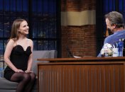 Актриса Натали Портман выбрала черное мини-платье на американское телевидение