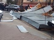 В центре Киева на дорогу упала огромная крыша здания: видео