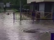 Киев поплыл и усыпался градом: непогоду в столице показали на фото и видео