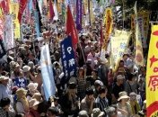 Токийский парламент окружен протестующими