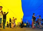 В центре Черкасс развернули самый большой флаг Украины (Видео)