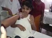 Девочка-маугли: в индийском лесу ребенок жил в семье обезьян 