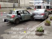 Водитель разбил такси на спуске в Киеве, пассажирка не выжила (фото и видео)