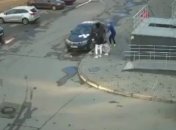 "Орешь тут с пяти утра": в России неадекват с ремнем набросился на отдыхающих девушек (видео)